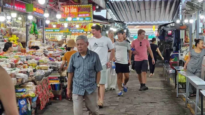 Dong Ba Market is the most famous local market in Hue.