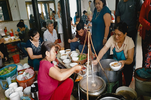 Me Keo Restaurant serves Bun Bo with original flavor.