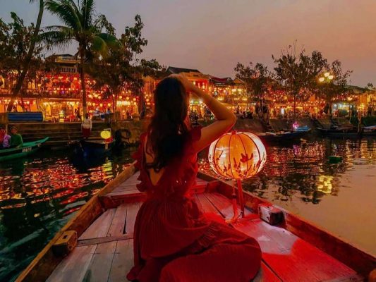 Boat rides on the Hoai River