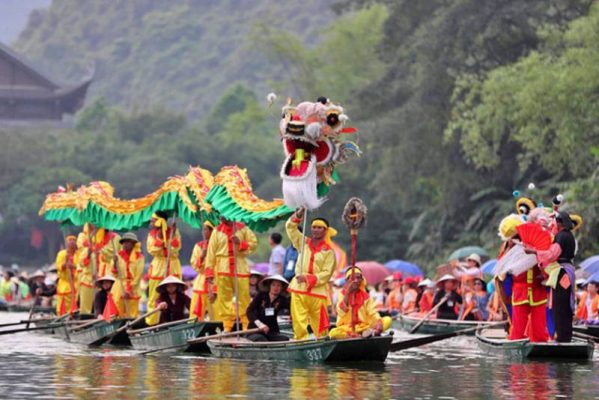 Fesstival on river in Ninh Binh