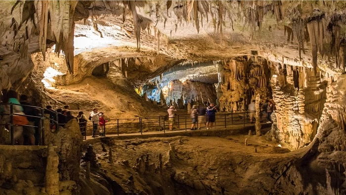 Mo Luong Cave