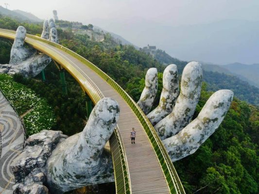 Take photos with the Golden Bridge using a flycam