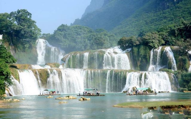 The beauty of Ban Gioc waterfall in the rainy season