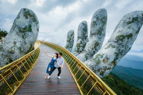 The curve of the bridge makes the picture more beautiful