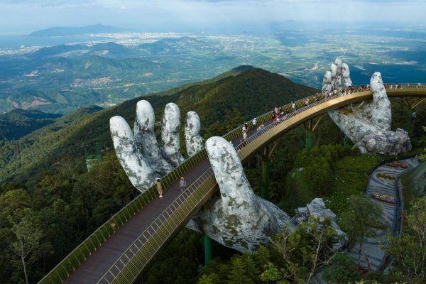 The special architecture resembles the hands of the mountain god of the Golden Bridge