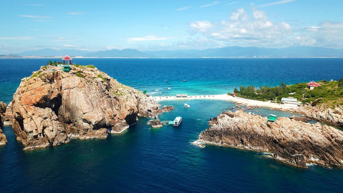 Yen Island is located in Nha Trang Bay