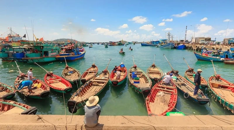 Visit Ham Ninh fishing village on Phu Quoc Island to enjoy fresh seafood, beautiful beaches, and a glimpse into local fishing life.