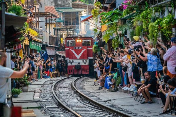 Hanoi always welcomes visitors at all times with its unique climate