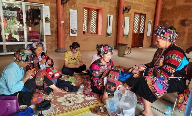 Lo Lo ethnic women develop traditional embroidery