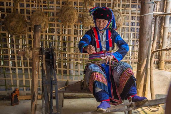 Lung Tam Village-Traditional Hmong weaving turns flax into fabric