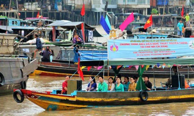 Southern Vietnamese traditional music at Cai Rang floating market