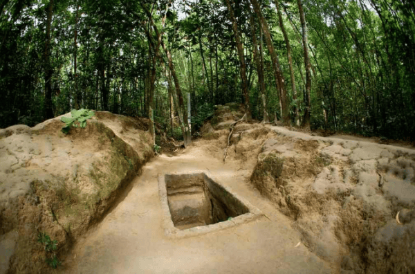 The Cu Chi tunnels are places to hide and hide weapons during war