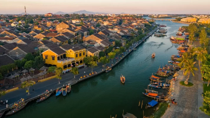 The beauty of Hoi An ancient town on the Hoai river