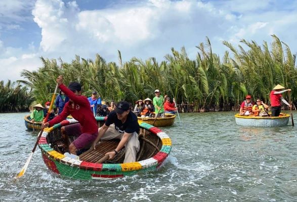 Hoi An Basket Boat Tour always attracts tourists when coming to Hoi An