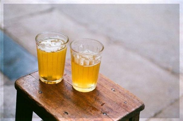 Iced tea is a drink often chosen by locals when eating Mi Quang