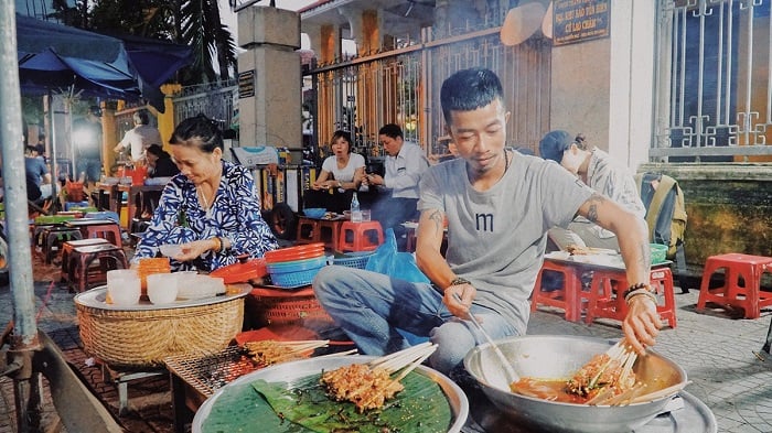 Roadside street vendors are an ideal choice to explore Hoi An cuisine.