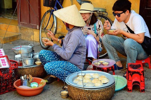 Street vendors are an ideal choice to enjoy Hoi An street food