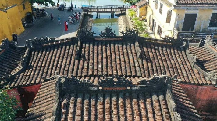 The roof of the bridge with special braided details