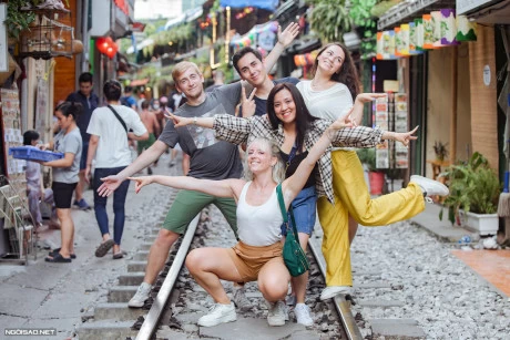 Any visitor to Hanoi Train Street wants to have souvenir photos