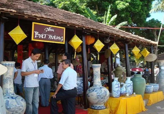 Bat Trang village has many collections of exquisite handmade ceramics.