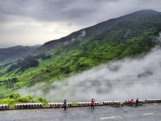 Cloud hunting is the purpose of many tourists when coming to Hai Van Pass