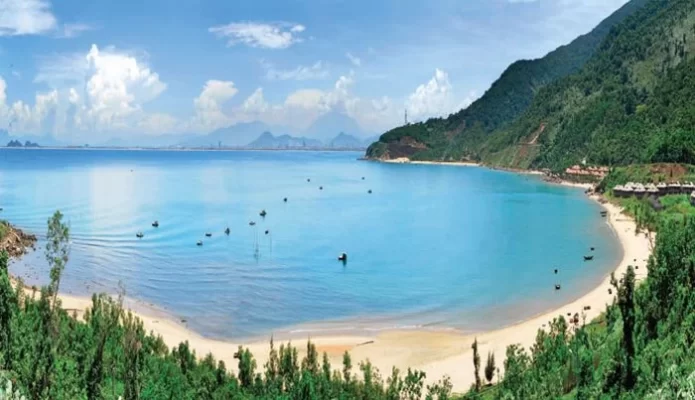 Explore the natural beauty of Non Nuoc Beach