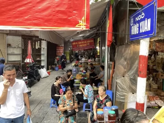 Food alley at Dong Xuan market