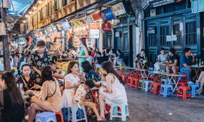 Ta Hien Street is always bustling