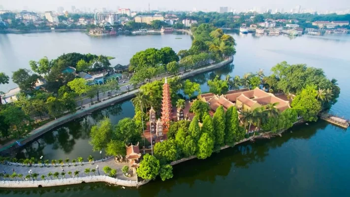 The beauty of West Lake with Tran Quoc Pagoda