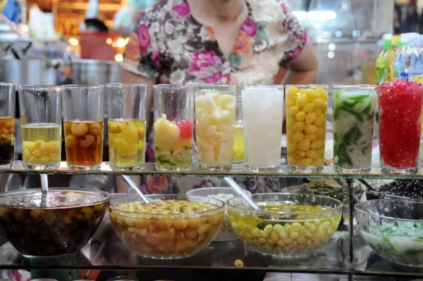 There are hundreds of types of sweet soup with different ingredients in Hanoi