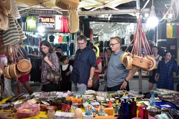 Tourists can freely buy souvenirs at the Hanoi night market at very cheap prices.