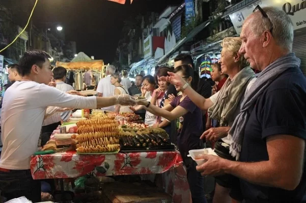 Tourists cannot miss the delicious street food at Hanoi Night Market.