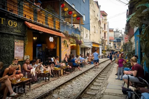 Visitors can comfortably drink coffee and chat with friendly locals