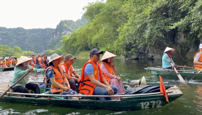 Boat tour in Ninh Binh is an indispensable activity.