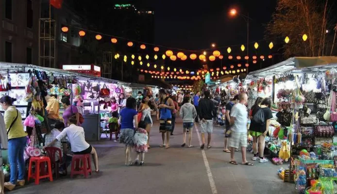 Halong Night Market attracts both domestic and foreign tourists.