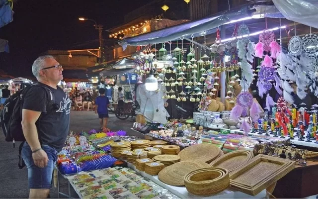 Visitors can choose handmade products as souvenirs.