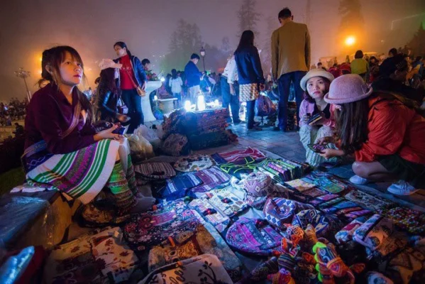 Visitors can find handmade brocade items at Sapa Night Market.