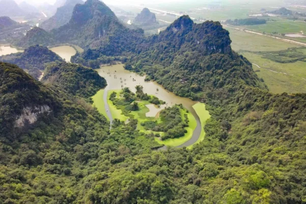 Image of limestone mountains at Thung Nham bird garden.