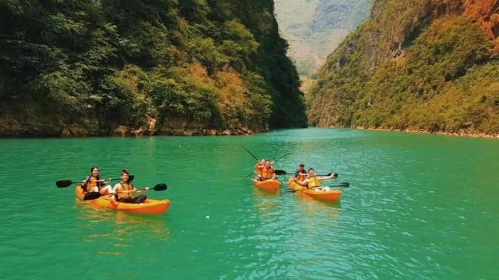 Kayaking on Nho Que river