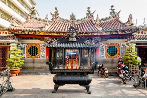 Chinese cultural colors are expressed through architectural works.