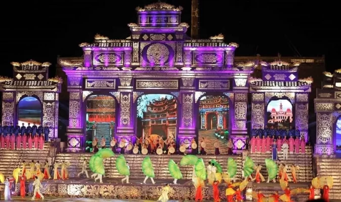 Come and immerse yourself in the atmosphere of the Hue Festival.