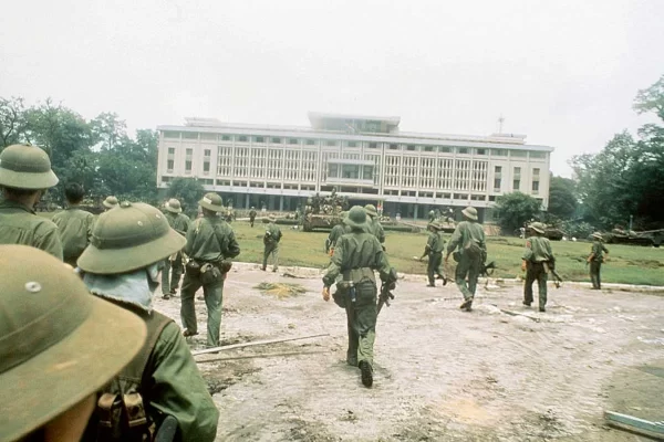 Image of liberation forces entering the Reunification Palace.