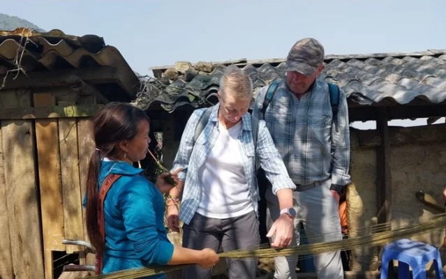 Tourists learn about traditional weaving of highland ethnic groups.