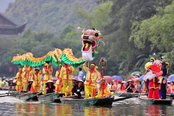 Visitors can enjoy the scenery and explore the beauty of Ninh Binh with Trang An Festival.