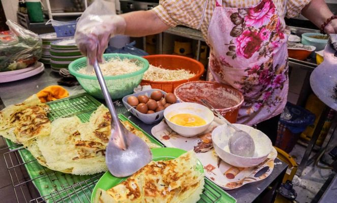 Let's explore the list of the most famous street foods in Vietnam!