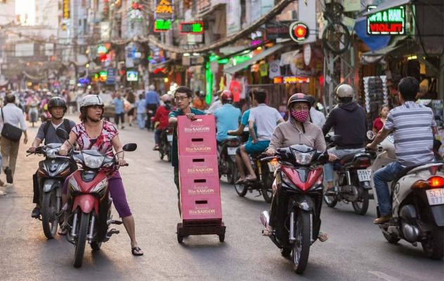 Let's overcome the fear of traffic in Vietnam with Ula Travel!