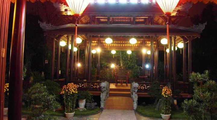 Tinh Gia Vien Restaurant serves Hue royal style dishes.