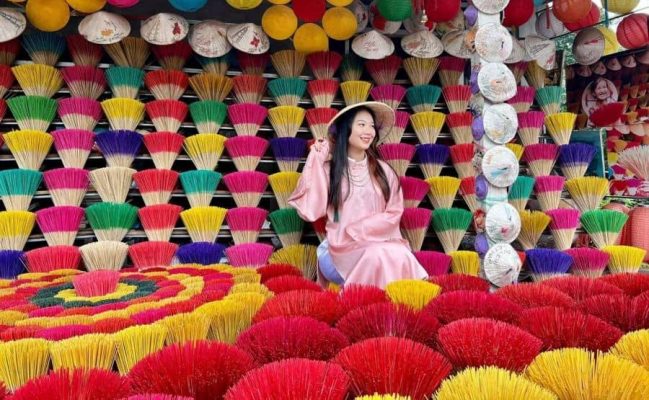 Many tourists come to Thuy Xuan Incense Village to take beautiful photos.