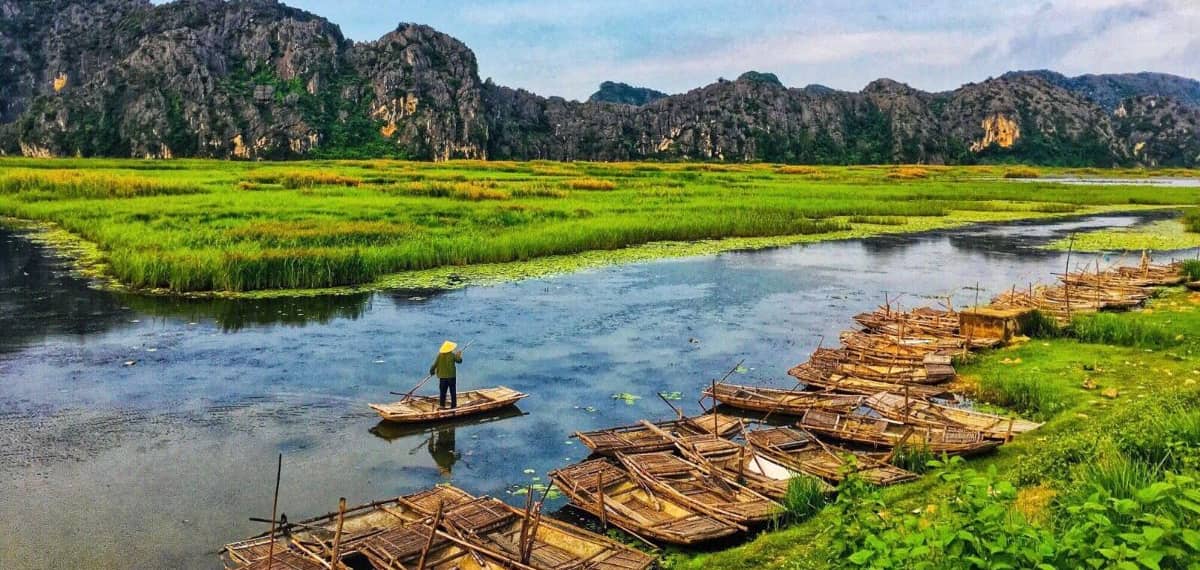 Giới thiệu chung về Van Long Nature Reserve Vị trí: Tọa lạc ở huyện Gia Viễn, tỉnh Ninh Bình, cách Hà Nội khoảng 90km về phía Nam. Tổng quan: Van Long Nature Reserve là khu bảo tồn thiên nhiên đất ngập nước lớn nhất vùng đồng bằng Bắc Bộ, nổi bật với khung cảnh hữu tình của núi đá vôi và hệ sinh thái phong phú. Lý do thu hút khách du lịch quốc tế: Sự yên bình, thiên nhiên hoang sơ, và cơ hội khám phá hệ động thực vật quý hiếm.