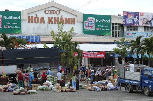 Hoa Khanh Market retains its traditional features.